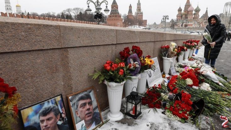 Sul "ponte Nemtsov" otto anni dopo l'omicidio del grande oppositore di Putin: "Non ci restano che i fiori"