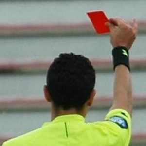 Arbitro picchiato dal padre di un giocatore, il figlio chiede scusa in lacrime. Denunciato il 50enne