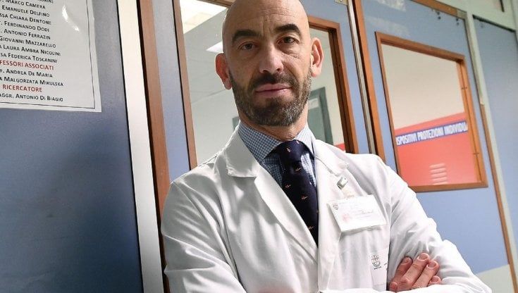 L'infettivologo Bassetti: "A ottobre-novembre una nuova ondata, ma sapremo gestirla senza chiusure"