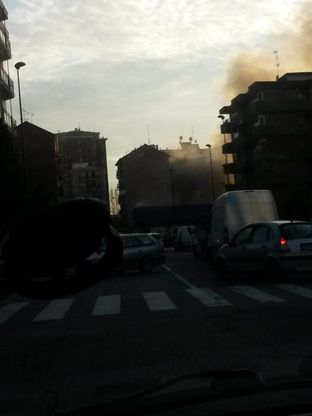 Sesto San Giovanni, brucia il supermarket: l'allarme sui social