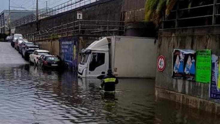 Fulmini e bomba d’acqua, treni fermi e strade interrotte. Dirottati voli per Genova