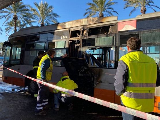 Bus in fiamme a Genova, passeggeri e autista salvi