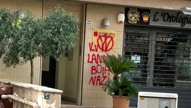 Scritte No Vax alla Cgil Sicilia e all'Asp di Palermo