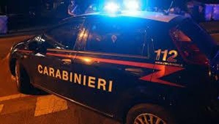 Inciampa per le scale, sfonda il corrimano e precipita: turista americano muore nel B&B a Genova