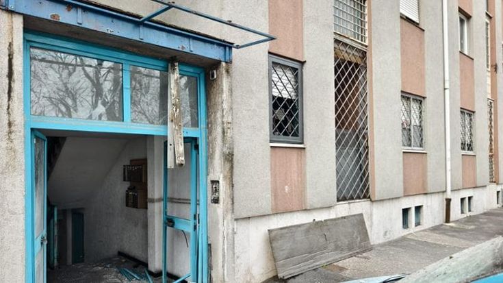 Esplosione davanti ad un condominio a Tor Sapienza: danneggiato il portone. La faida per la droga