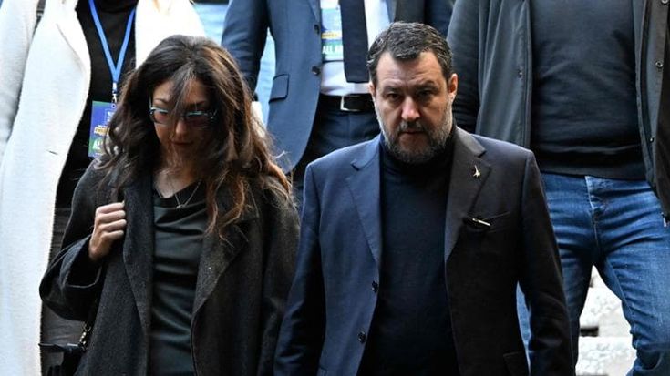 Salvini al meeting europeo dei sovranisti attacca Tajani e Fdi: “Sbagliano alleati”. Poi si scaglia contro l’Europa “occupata da abusivi, dei banchieri e di Soros”