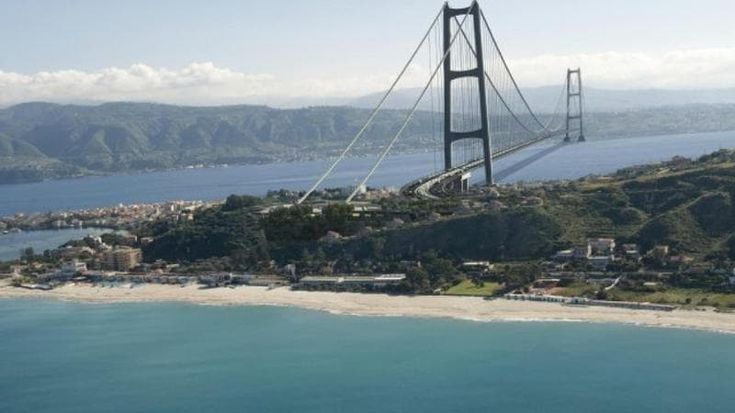 Super-stipendi per il Ponte: bufera sul blitz di Salvini