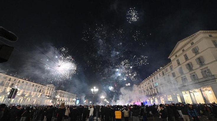 La festa di strada di Askatasuna si “prende un po’ di Torino”. Petardi e quattro carabinieri feriti