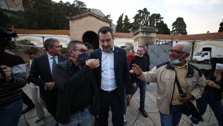 Il mesto pellegrinaggio di Salvini tra le bare insepolte: "Non speculo, mai visto nulla di simile"
