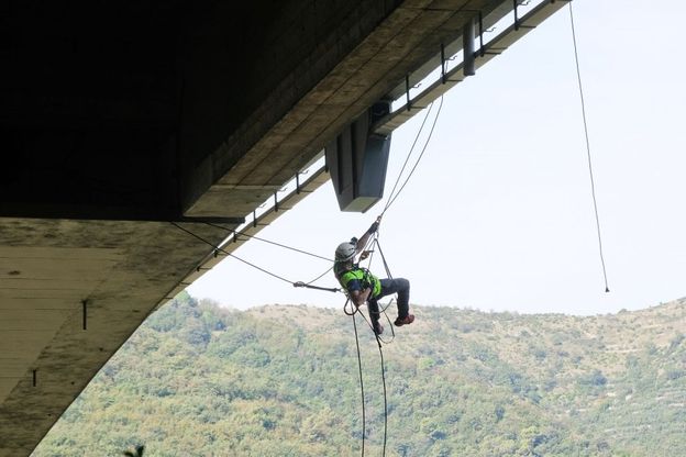 Inchiesta sui falsi report la finanza ispeziona il cuore del viadotto