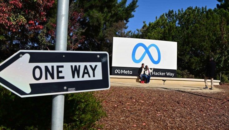 Big Tech licenzia: la vecchia industria a caccia di personale