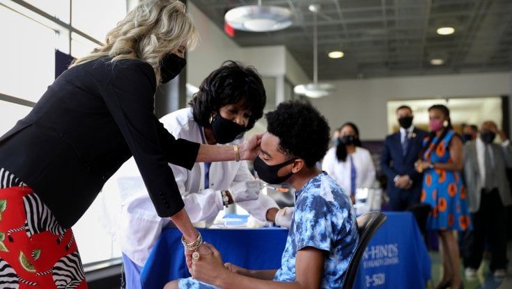Coronavirus nel mondo, la Svezia frena sul vaccino ai giovanissimi. In Usa lady Biden in tour per accelerare la campagna