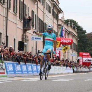 Ciclismo, Nibali vince la Tre Valli Varesine: "Che coppia con Aru"
