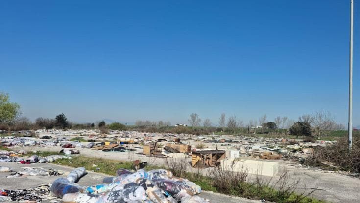 Frignano, sequestrata discarica abusiva da 20mila metri quadrati: i rifiuti tossici vicino agli orti
