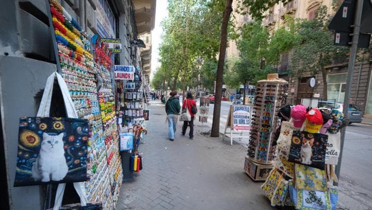 Espositori e rastrelliere: il Comune di Palermo detta le regole per i negozi di via Roma