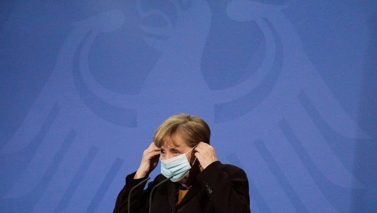 Germania, per le strette anti-Covid Merkel taglia fuori i governatori: scatteranno in automatico