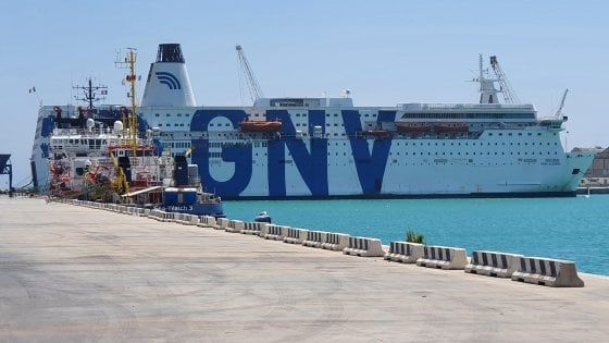 Migranti, la nave quarantena arriva a Lampedusa. Sbarchi in Calabria e Salento