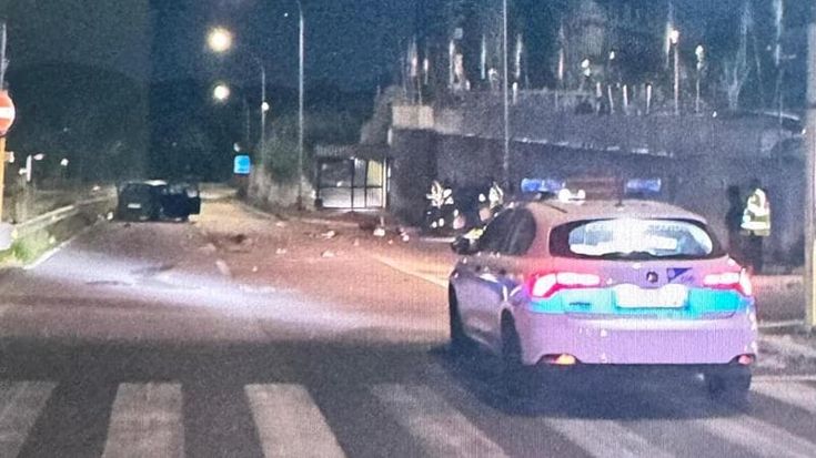 Roma, schianto nella notte su via Tuscolana: due morti e due ragazze estratte dalle lamiere