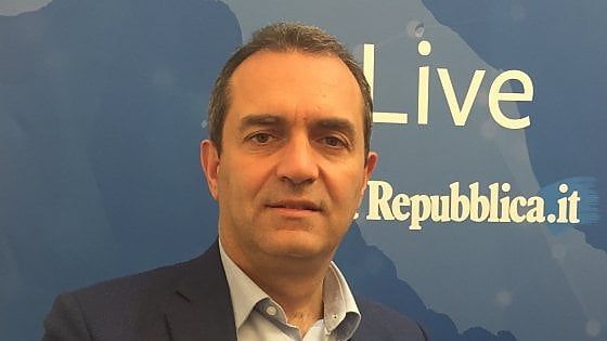 De Magistris e gli scontri per Salvini: "Sgradevole che si tirino le forze dell'ordine per la giacchetta"
