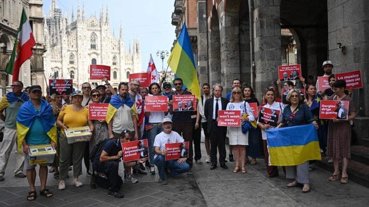 Il presidio contro Valery Gergiev: “Il suo nome significa guerra e distruzione”