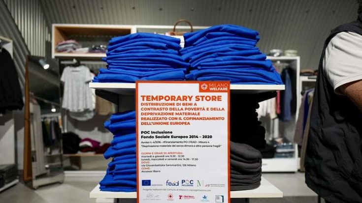 Vestiti, coperte e tablet. A Milano apre il “temporary store” per i senza tetto: “Lo scopo è tornare a includere”
