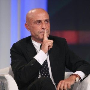 Minniti: "Le cose cambieranno, cos&igrave; si compromette la sicurezza nazionale"