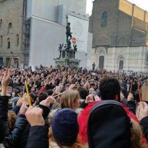 Migliaia di matite in aria: &egrave; il flash mob degli studenti
