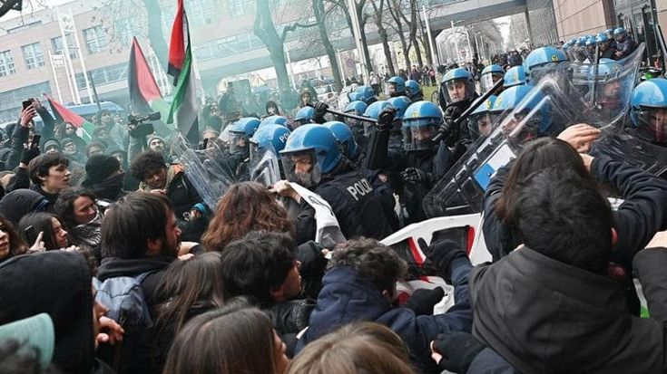Corteo ProPal a Torino, scontri con la polizia davanti al Politecnico. Due poliziotti feriti