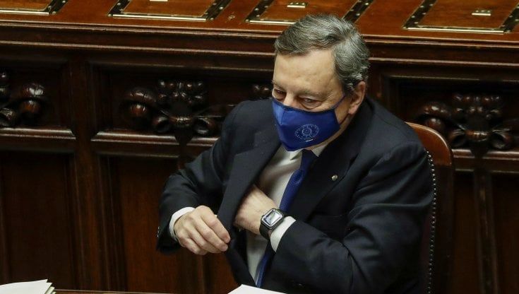 Governo, ok della Camera alla fiducia con 535 sì, 56 no e 5 astenuti. Voto contrario di un leghista che passa a Fdi. Dissenso leghista a quota 30. Draghi: "Lotta alla corruzione e alle mafie"