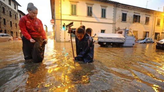 Nubifragio su Firenze, in tilt la linea ferroviaria per Roma: Italia spezzata in due per ore