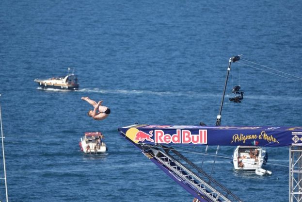 Lo spettacolo dei tuffi dalle scogliere di Polignano
