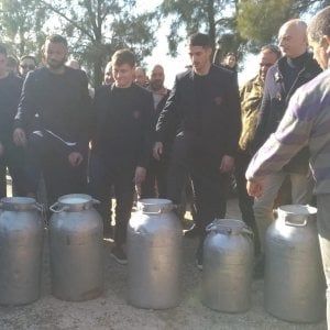 Cagliari, protesta pastori per prezzo latte: giocatori solidali