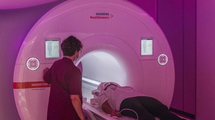 La visita con il ticket? Nel 2027. Ma a pagamento basta un giorno: i tempi della sanità lombarda