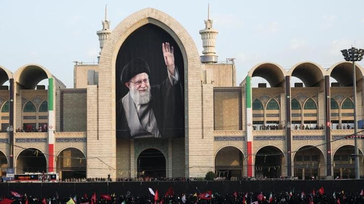 Guerra in Iran, le news. Iniziati funerali di Khamenei. Trump: “Potremmo farli fuori tutti ma poi non sapremmo con chi negoziare”