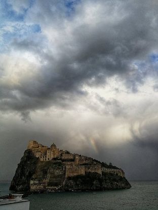 Ischia, l'arcobaleno spunta alle spalle del castello
