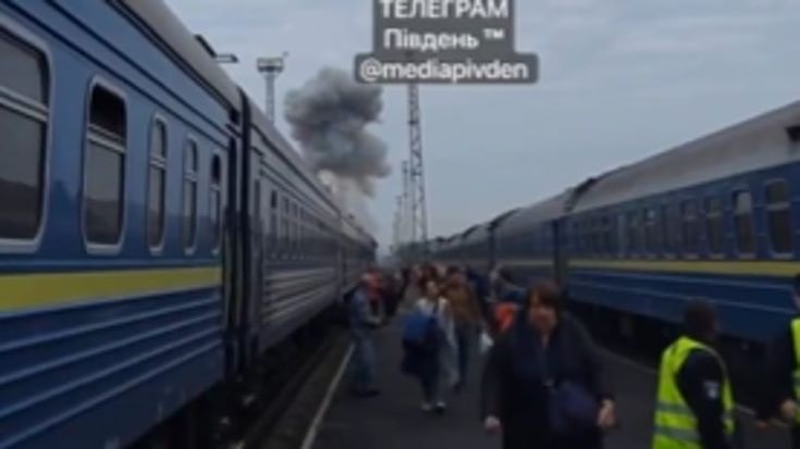 Guerra Ucraina-Russia, news. Kiev: raid su treno al confine con Polonia, allarme anche su convoglio con consiglieri di sicurezza europei