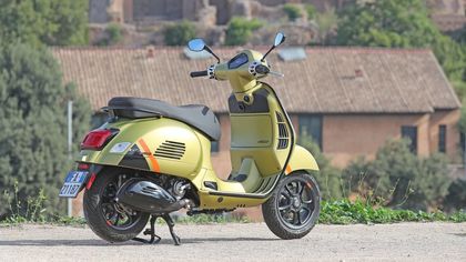 La Vespa, il Colosseo e i Fori Imperiali