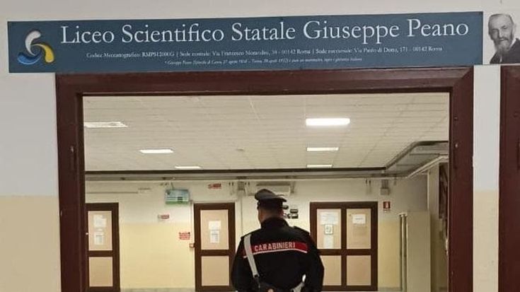 Vandalizzato il liceo Peano all’Eur: entrano di notte e svuotano gli estintori nell’androne