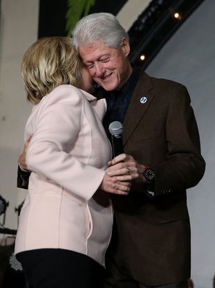 Caucus in Iowa, Bill sul palco per Hillary Clinton