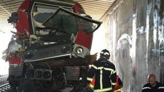 Francia, treno regionale contro albero sui binari: una decina i feriti gravi