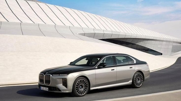 La Bmw Serie 7 cambia volto e diventa più potente e tecnologica ma sempre multienergia. Come è fatta