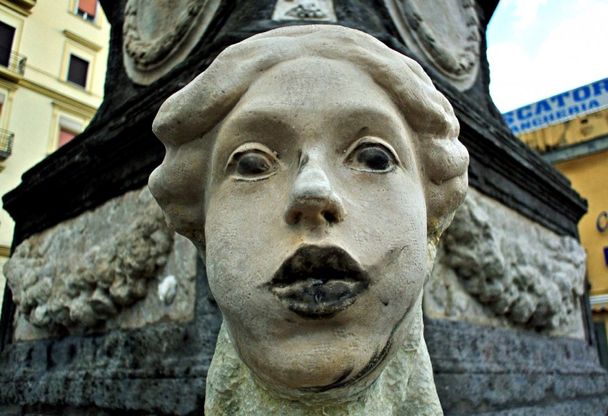 Fontana del Seguro a Napoli, appena restaurata e già vandalizzata 