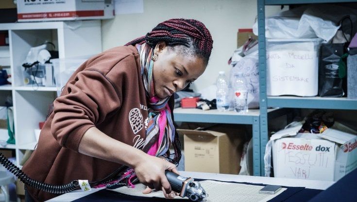Per salvare le donne  vittime della tratta, un atelier di colori e un lavoro come sarte