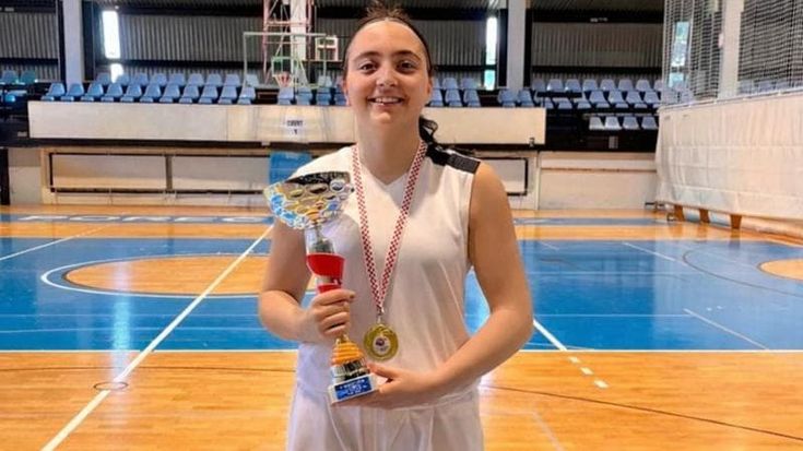 Il papà muore mentre è all’estero con la sua squadra per il torneo di basket: Grace segna e vince