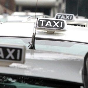 Napoli, tassista abusivo incastrato grazie a Facebook