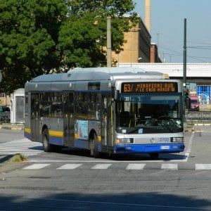 Insulti alla ragazza di colore, si indaga per discriminazione: "Aiutateci a trovare il razzista del bus"