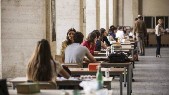 Scuola, prova di maturità per 50 mila in Campania: "Che stress l'esame a sorpresa"