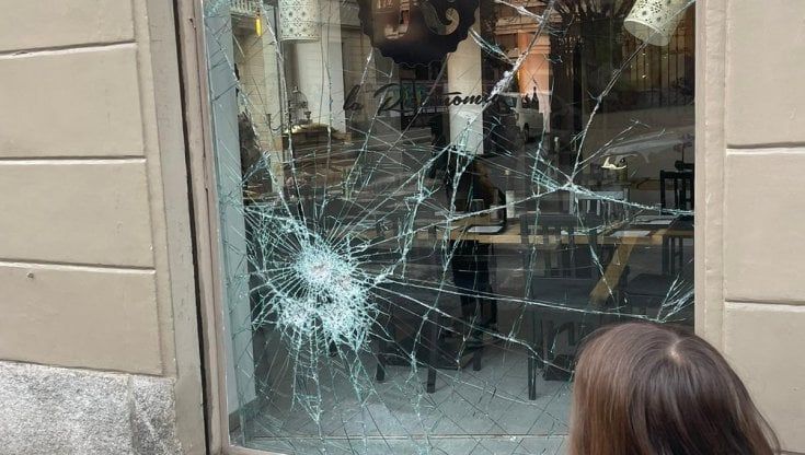 Spaccate in centro a Torino: preso il clochard che con un tombino ha infranto quattro vetrine in una settimana