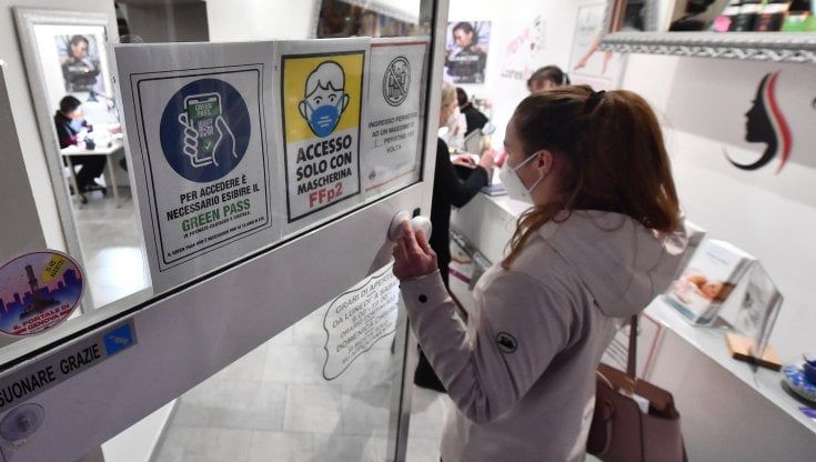 Il Piemonte "vede" la zona arancione, Cirio all’attacco: “Colpa dei No Vax” 