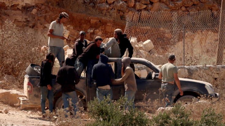 Due famiglie palestinesi assediate in Cisgiordania e alcuni soldati Idf pregano con i coloni
